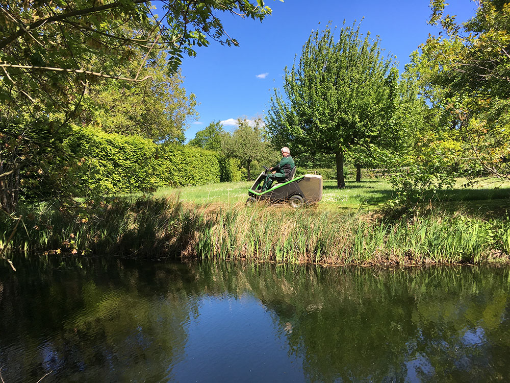 Rasenmähen im Park